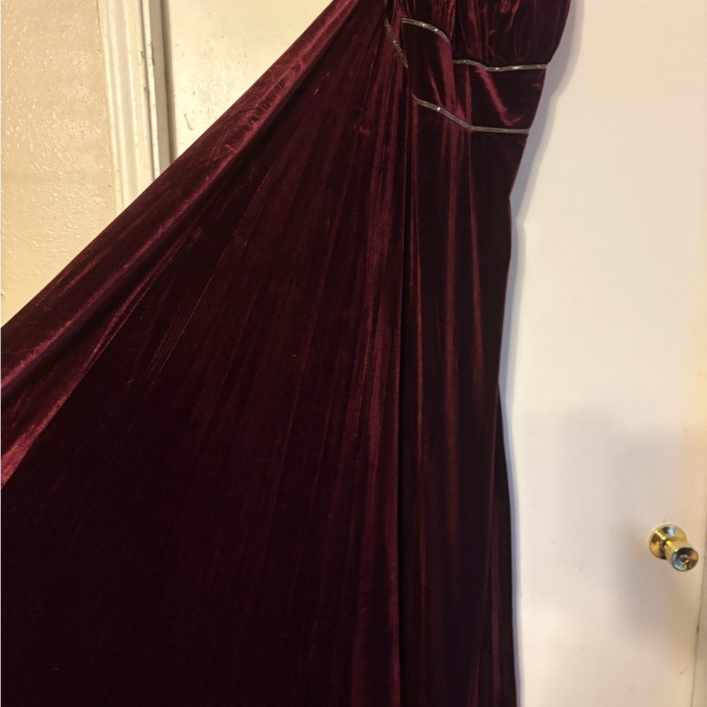 Elegant Burgundy Velvet Gown - Picture 2 of 3